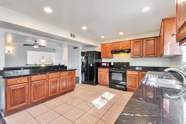 Building Photo - 1735 E La Jolla Dr