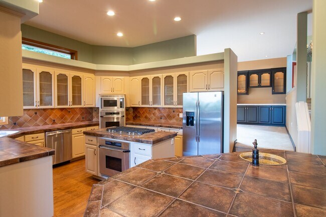 Building Photo - 4bd/4ba Bellevue Home