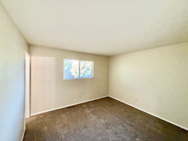 Building Photo - North-East Tri-Level Home!