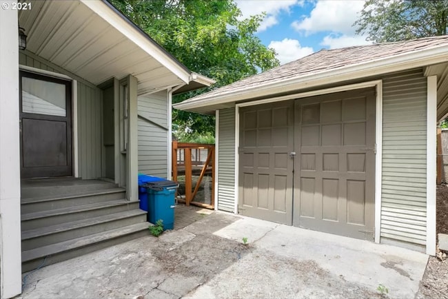 Building Photo - Tree House