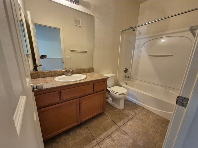 Building Photo - Adorable 3 bedroom 2.5 bath Home
