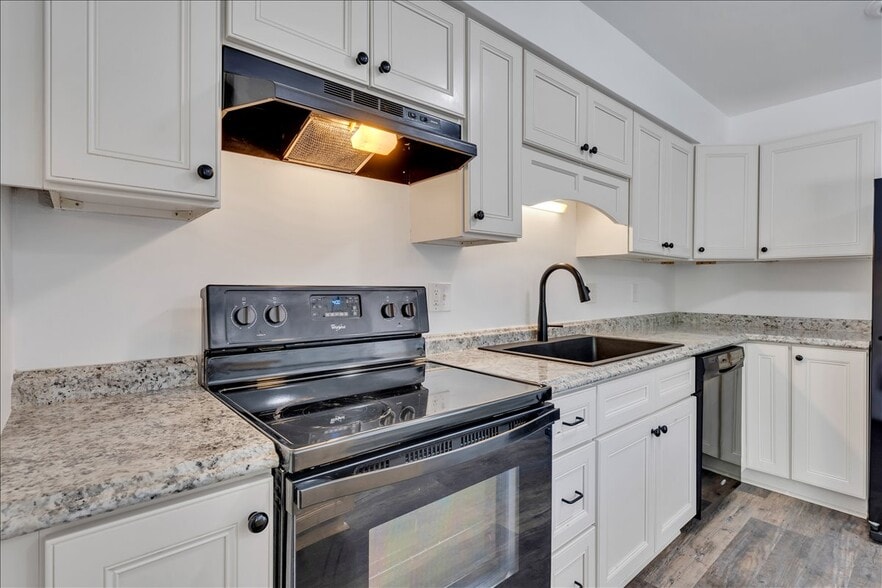 Kitchen - 1802 Edmund Ave NE