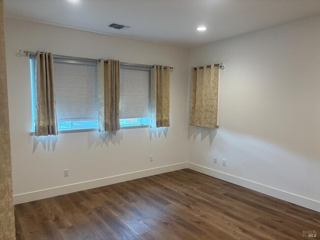 Building Photo - 1468 Oak Cir