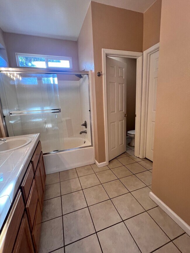 Building Photo - Super cute home with 3 car garage in a des...