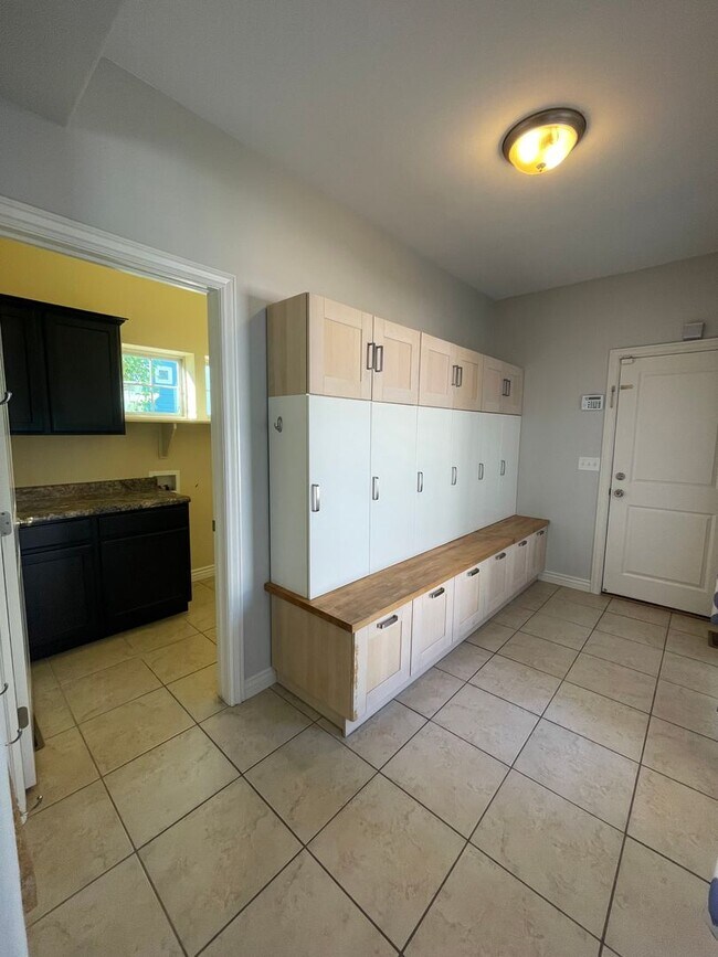 Building Photo - Beautiful 5 Bedroom Home in Daybreak