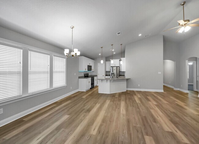 Building Photo - Stunning Rental in Navarre!