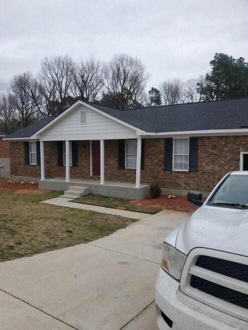 Building Photo - 3883 Crest Dr