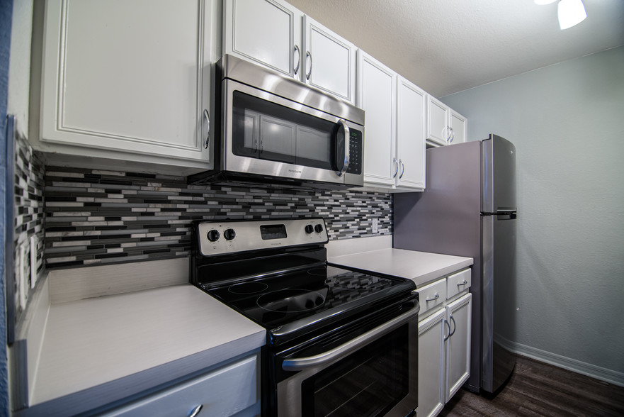 Kitchen - Woodland Heights Apartments