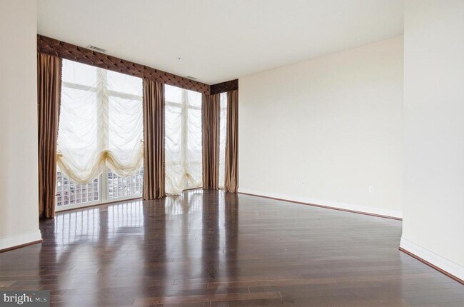 Building Photo - 8220 Crestwood Heights Dr