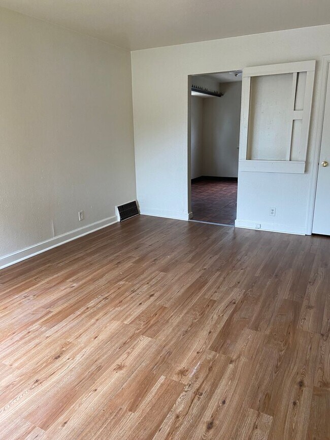 Building Photo - 2BR SINGLE FAMILY HOME, YARD, GARAGE, FULL BASEMENT, HANDY LOCATION!