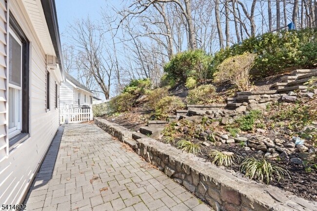 Building Photo - 83 Chestnut Hill Dr W