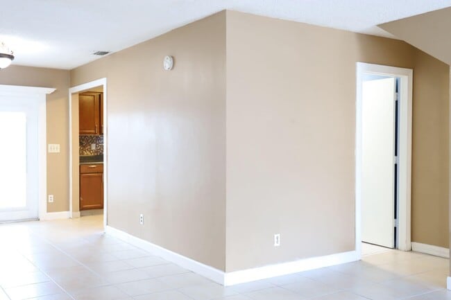Building Photo - 2303 Seaside Dr