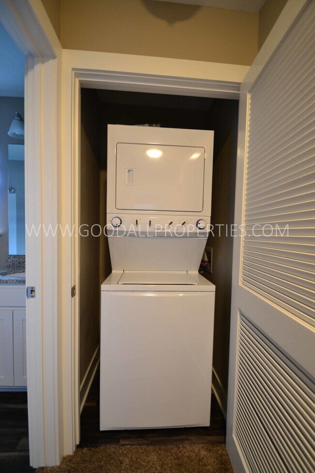 Building Photo - 2-Bedroom, 2.5-Bath Townhome in Urbandale with a 2-Car Attached Garage