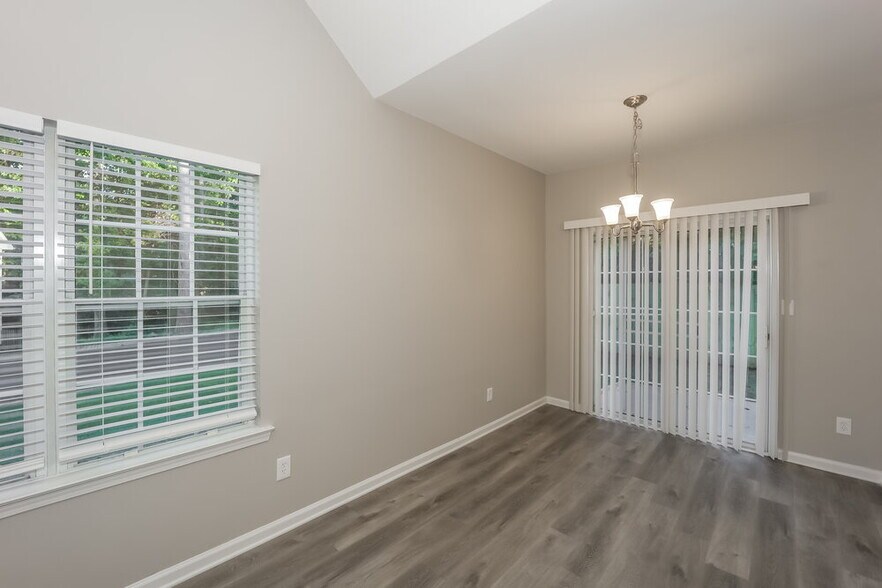 Building Photo - 542 N Fairfield Dr