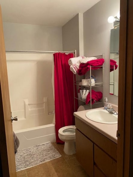 Building Photo - 216 West Ave