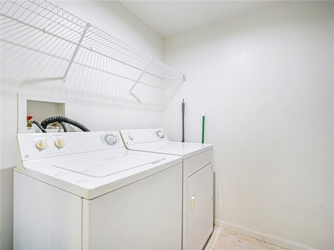 Building Photo - 5095 Fairways Cir