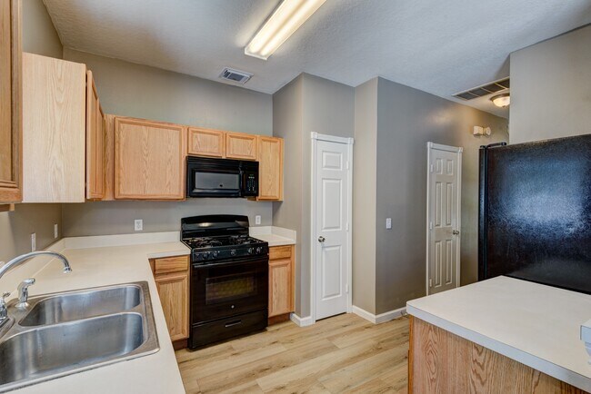 Building Photo - 23618 Wildwood Green Way