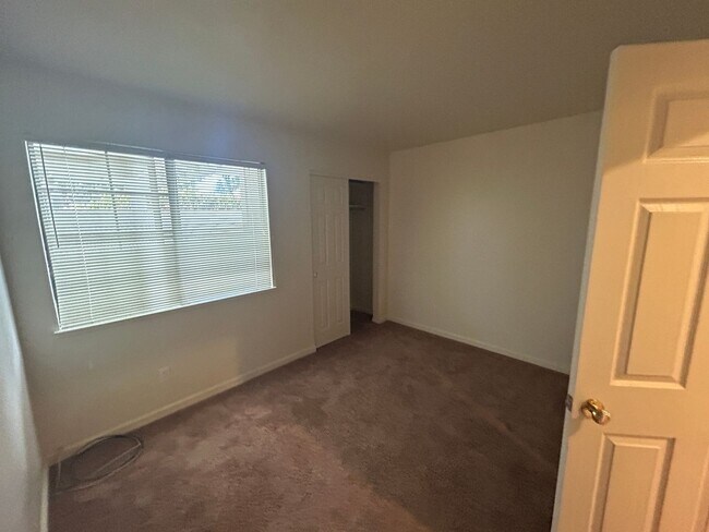 Building Photo - Spacious Halfplex
