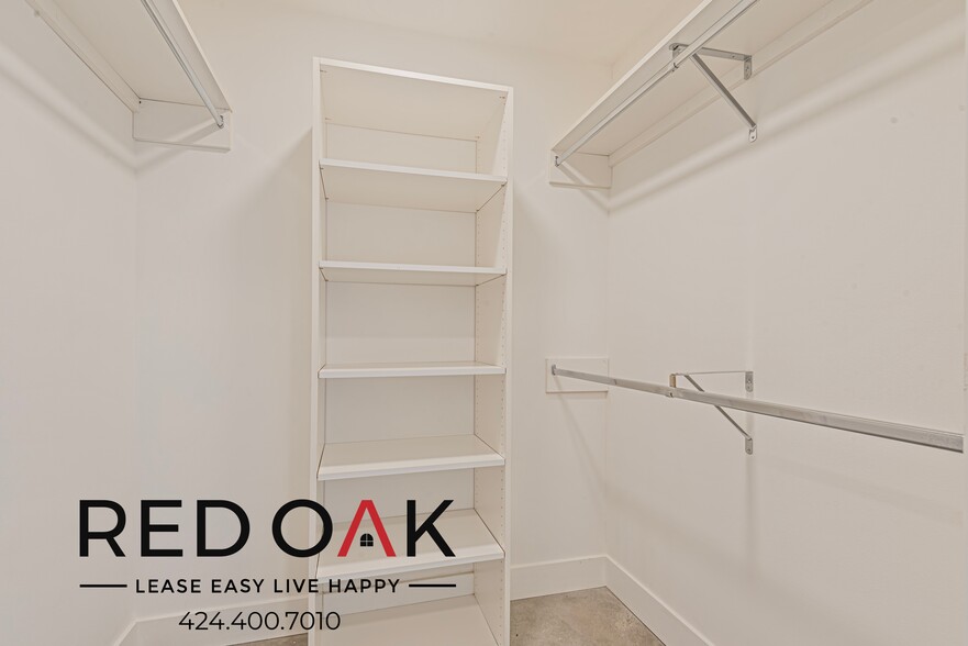 Building Photo - 453 S Kenmore Ave