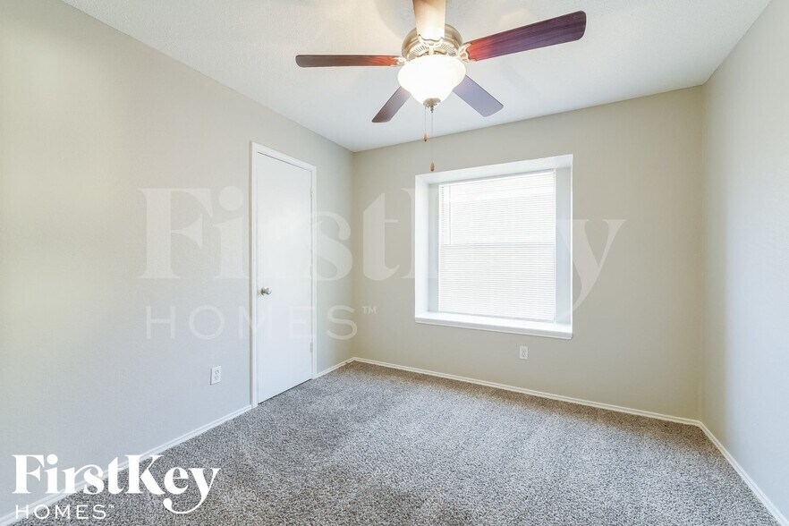 Building Photo - 529 Valley Spring Dr