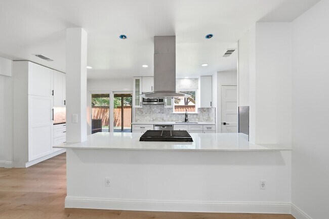 Building Photo - 7765 El Pensador Dr