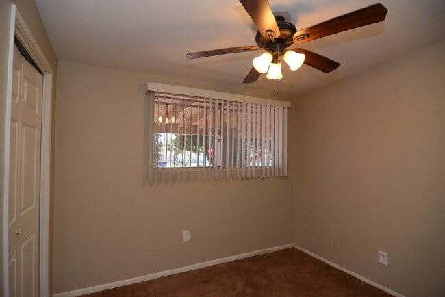 Building Photo - Charming 4 Bedroom 2 Bedroom! Great South ...