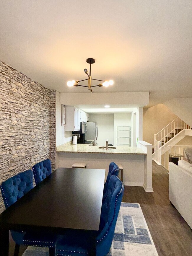 Building Photo - Modern Comfort in Sought-After Gaithersburg