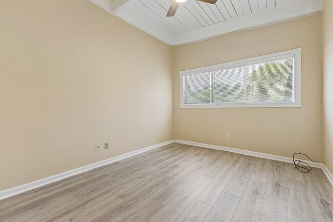 Building Photo - Location, Location, Location! Move-in ready, Offers 2 beds and 1 bed