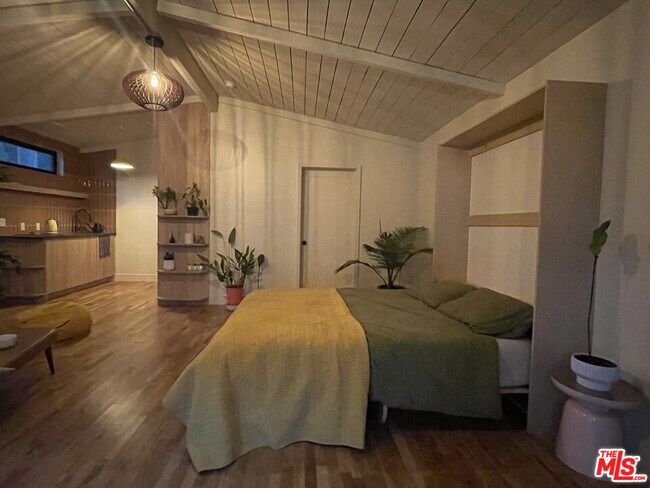 Building Photo - 2417 Walgrove Ave