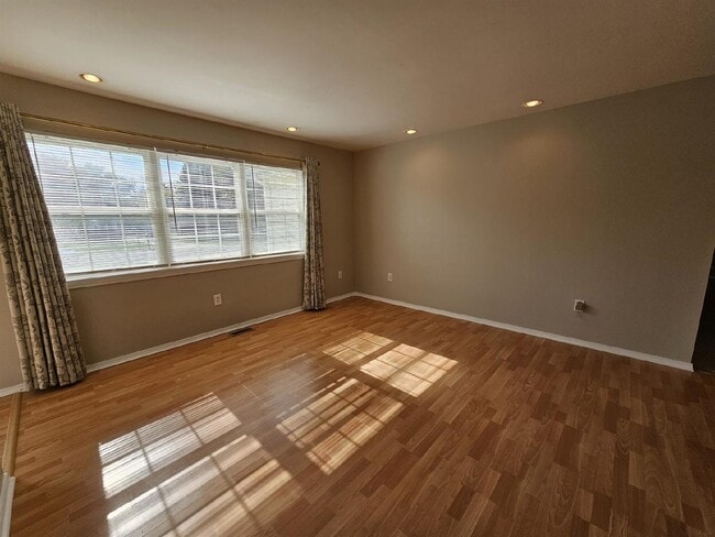 Building Photo - 3 Bedroom Ranch, 2 Full Bathrooms, 2 Car Garage. Large Master Bedroom, Living Room, Family Room, ...