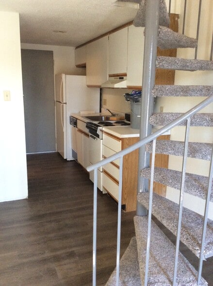 Building Photo - 108 W Charles St