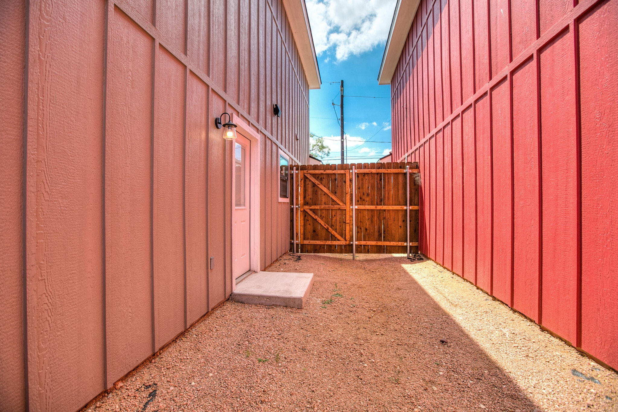 Building Photo - 1009 Holiday Dr