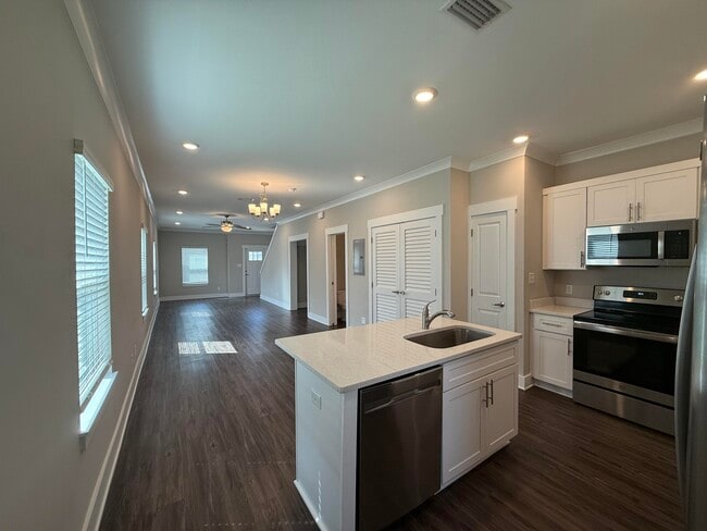 Building Photo - 202 Date Palm Ln