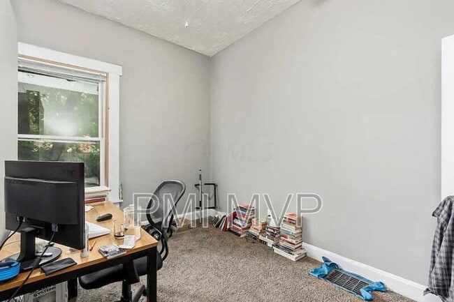 Building Photo - 2562 Deming Ave