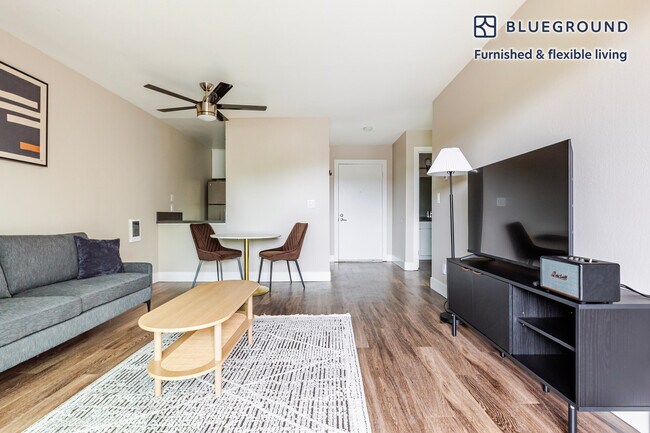 Building Photo - 644 Edgewater Blvd