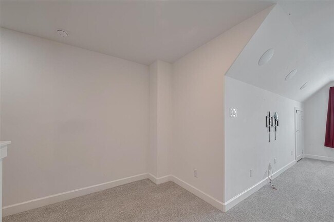 Building Photo - 854 W 20th St
