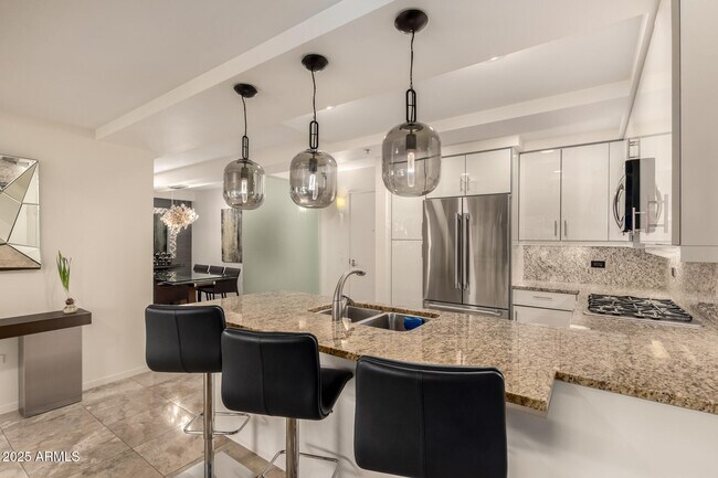 Building Photo - 7131 E Rancho Vista Dr