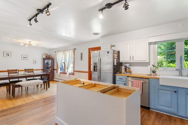 Building Photo - Thoroughgood