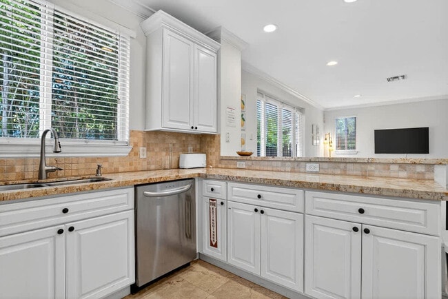 Building Photo - 1705 NE 11th St