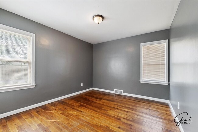 Building Photo - $1250 3 bedroom bungalow
