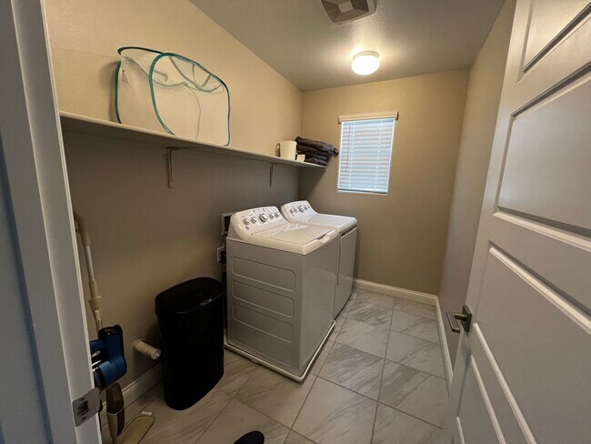 Building Photo - 10147 W Meranto Ave