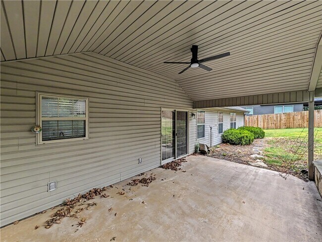 Building Photo - 11 Ettington Dr