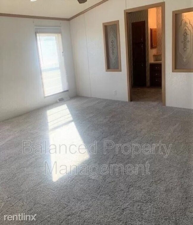 Building Photo - Nice, large, mobile home on outskirts of T...