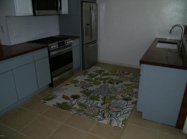 Building Photo - Charming Tucson 3-Bedroom Home with Spacio...