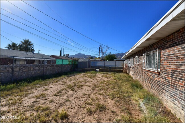 Building Photo - 5108 Paris Ave