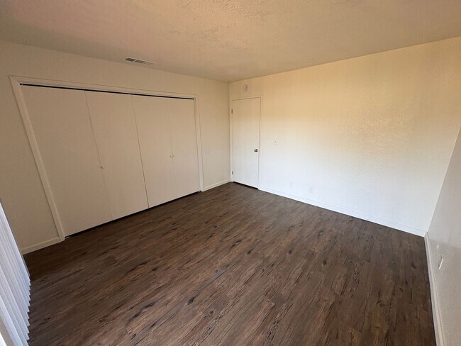 Building Photo - Upstairs Apartment Rent Ready!
