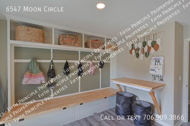 Building Photo - 6547 Moon Cir