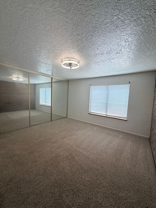 Building Photo - 3 Bedroom Townhouse