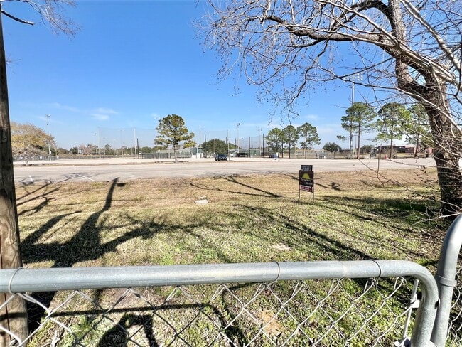 Building Photo - 303 Brigadoon Ln