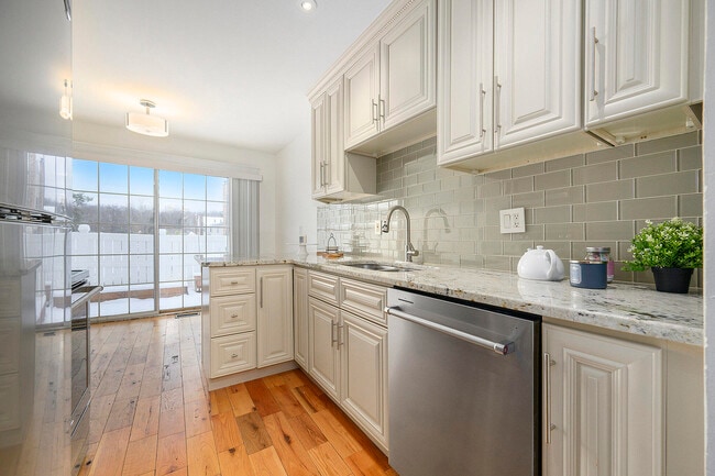 Building Photo - 42198 Roscommon St